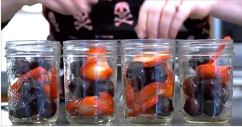 She Fills Old Jars With Fruit And Oil. Minutes Later I’m Never Baking Again!