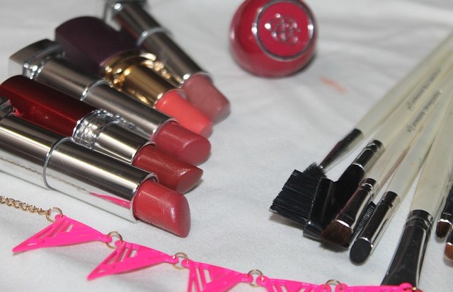 makeup-558554_640-640x413