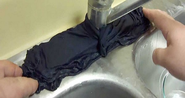 Man Puts A Shirt With Vinegar On A Sink And An Hour Later Shows Off What’s Below
