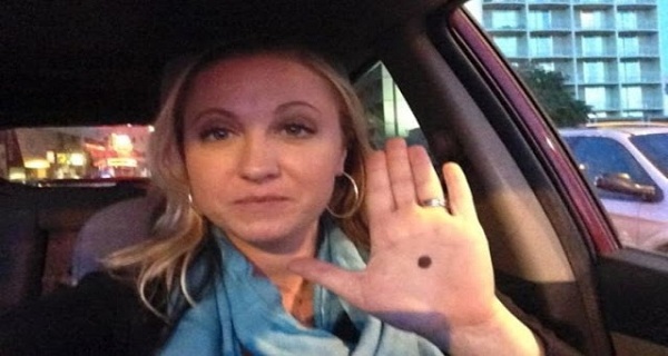 IF YOU NOTICE SOMEONE WITH A BLACK DOT ON THE PALM, CALL THE POLICE!