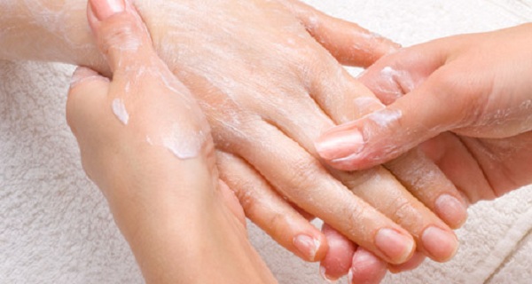 She Puts Baking Soda on Her Hands. The Result - Amazing!