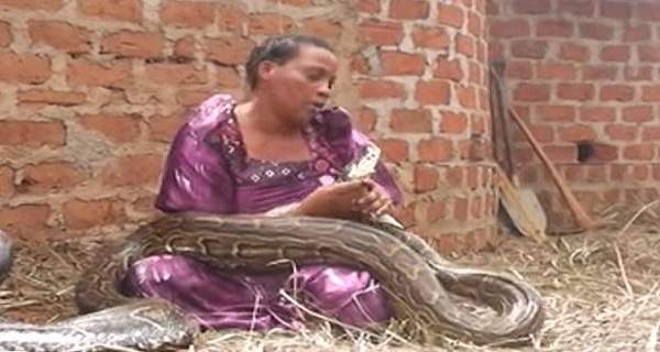 She slept with a snake, and then the vet told her something shocking…