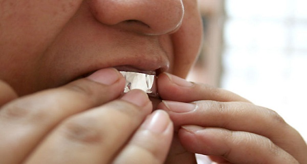 This Is What Happens if You Hold Aluminum Foil on Your Teeth for One Hour